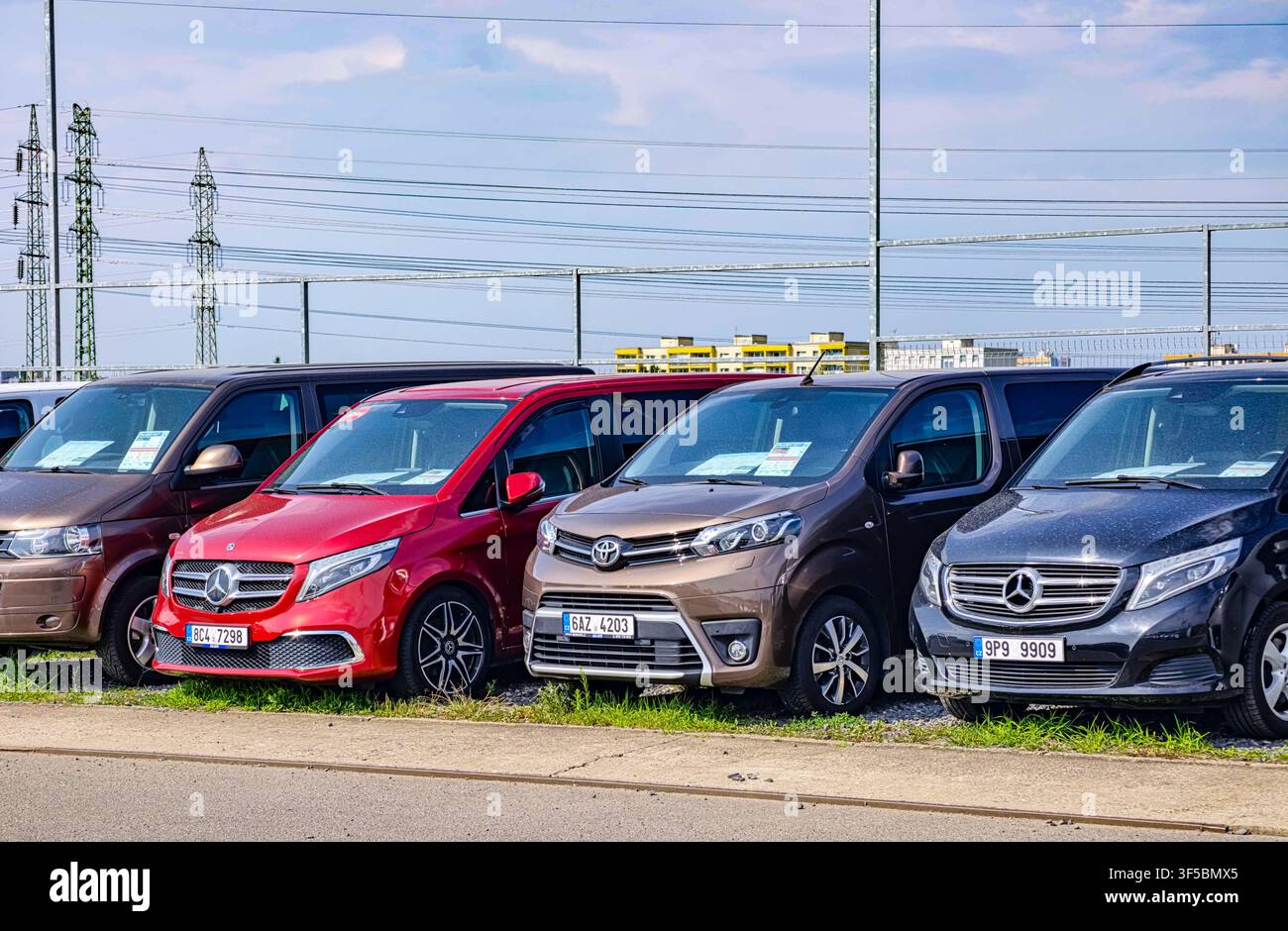 Prague, République tchèque – 1er août 2026 : Camionnettes commerciales avec avis de vente affichés dans les pare-brise dans une zone de vente de véhicules en plein air montrant Banque D'Images