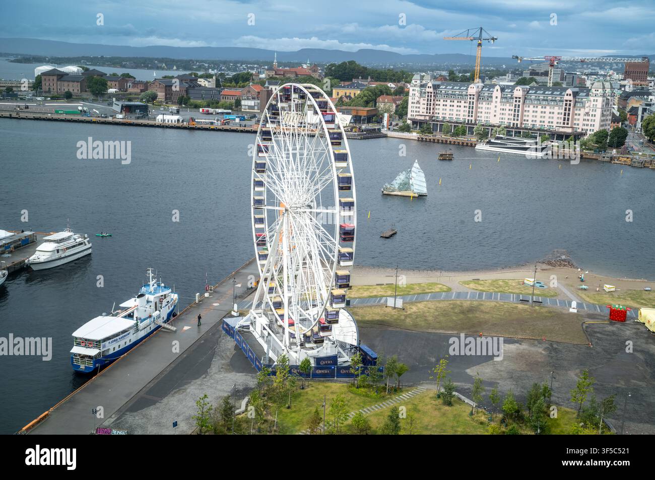 La grande roue du front de mer d'Oslo est connue sous le nom d'Opéra, une roue d'observation mobile géante. Elle mesure 45 mètres (148 pieds) de haut Banque D'Images