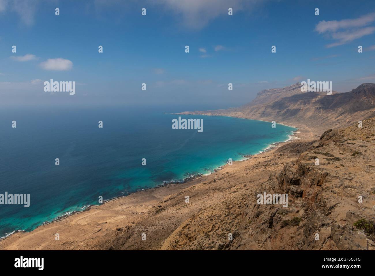 Vue de la mer turquoise et des dunes de sable d'Arher sur l'île de Socotra, Yémen Banque D'Images
