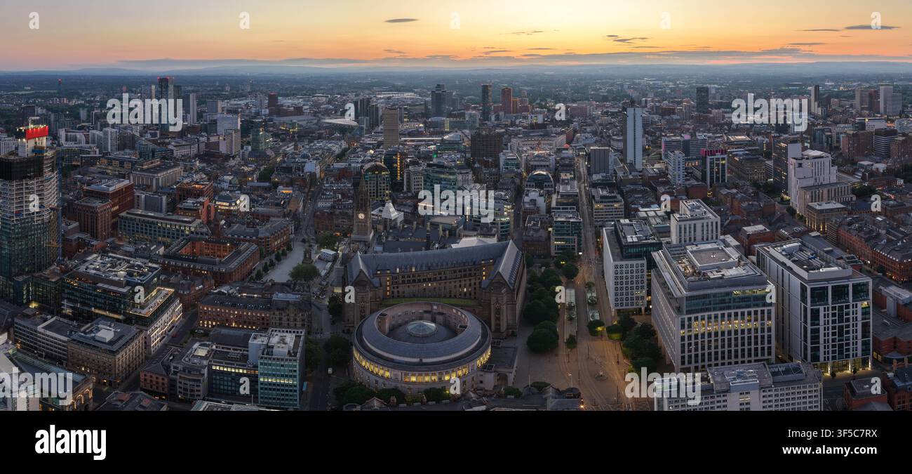 Vue aérienne panoramique du centre-ville de Manchester et des monuments historiques à l'aube Banque D'Images