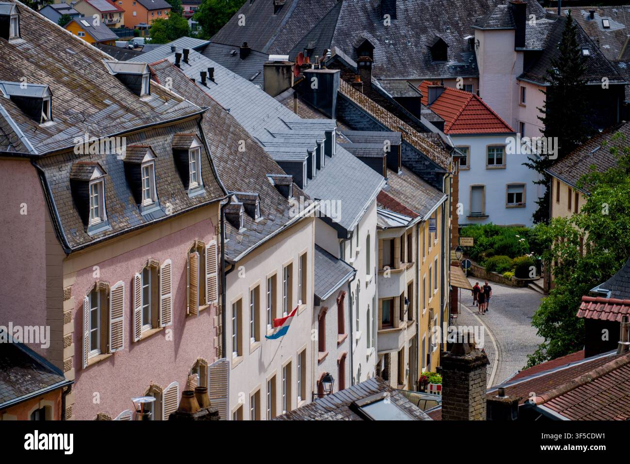 Toits et façades de maisons traditionnelles historiques à Vianden, Luxembourg Banque D'Images