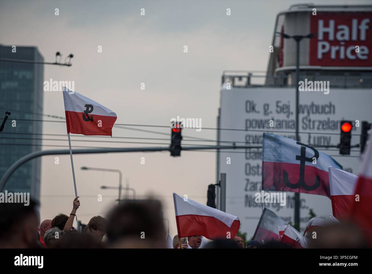 VARSOVIE, POLOGNE - 1ER AOÛT 2026 : Les gens se rassemblent au carrefour Dmowskiego pour honorer le 82e anniversaire de l'Insurrection de Varsovie pendant l'Heure W. Commémoration de la mémoire. Banque D'Images