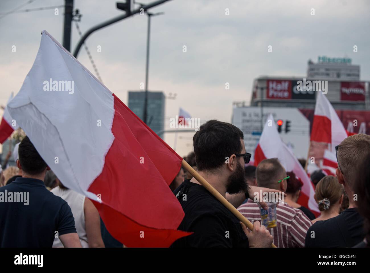 VARSOVIE, POLOGNE - 1ER AOÛT 2026 : Les gens se rassemblent au carrefour Dmowskiego pour honorer le 82e anniversaire de l'Insurrection de Varsovie pendant l'Heure W. Commémoration de la mémoire. Banque D'Images