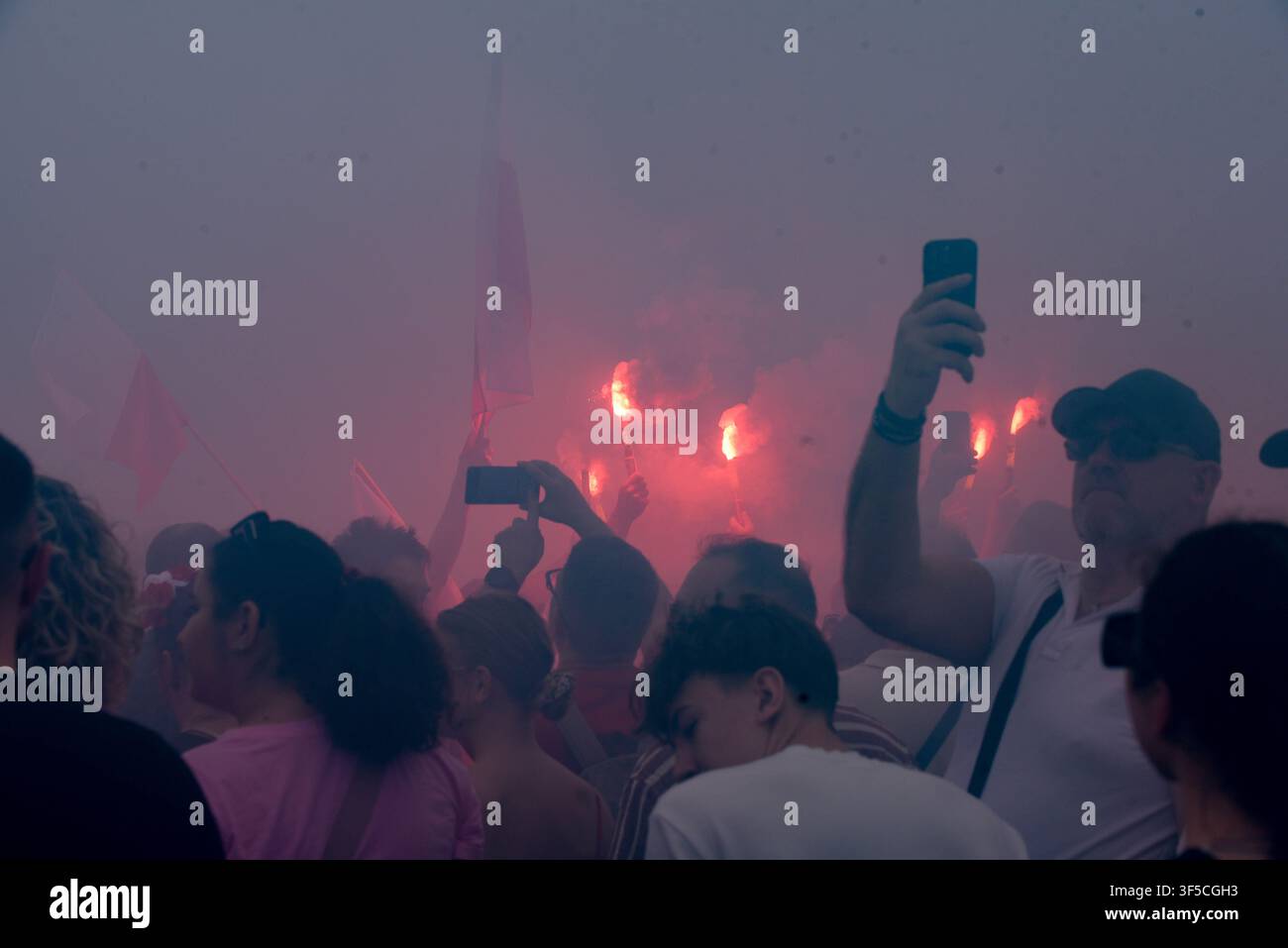 VARSOVIE, POLOGNE - 1ER AOÛT 2026 : Les gens se rassemblent au carrefour Dmowskiego pour honorer le 82e anniversaire de l'Insurrection de Varsovie pendant l'Heure W. Commémoration de la mémoire. Banque D'Images