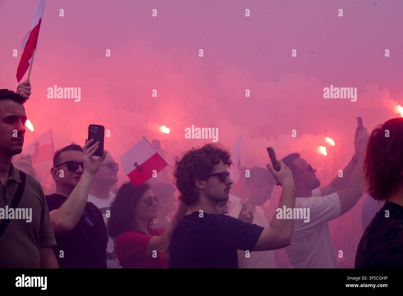 VARSOVIE, POLOGNE - 1ER AOÛT 2026 : Les gens se rassemblent au carrefour Dmowskiego pour honorer le 82e anniversaire de l'Insurrection de Varsovie pendant l'Heure W. Commémoration de la mémoire. Banque D'Images
