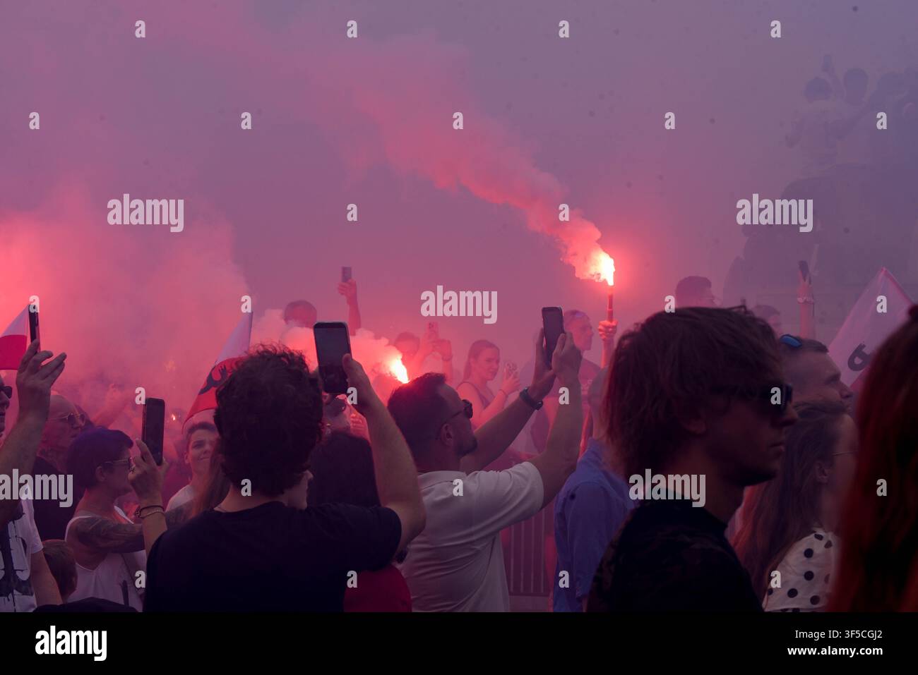 VARSOVIE, POLOGNE - 1ER AOÛT 2026 : Les gens se rassemblent au carrefour Dmowskiego pour honorer le 82e anniversaire de l'Insurrection de Varsovie pendant l'Heure W. Commémoration de la mémoire. Banque D'Images