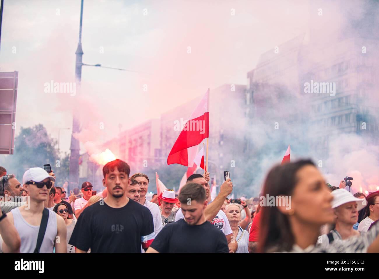 VARSOVIE, POLOGNE - 1ER AOÛT 2026 : Les gens se rassemblent au carrefour Dmowskiego pour honorer le 82e anniversaire de l'Insurrection de Varsovie pendant l'Heure W. Commémoration de la mémoire. Banque D'Images