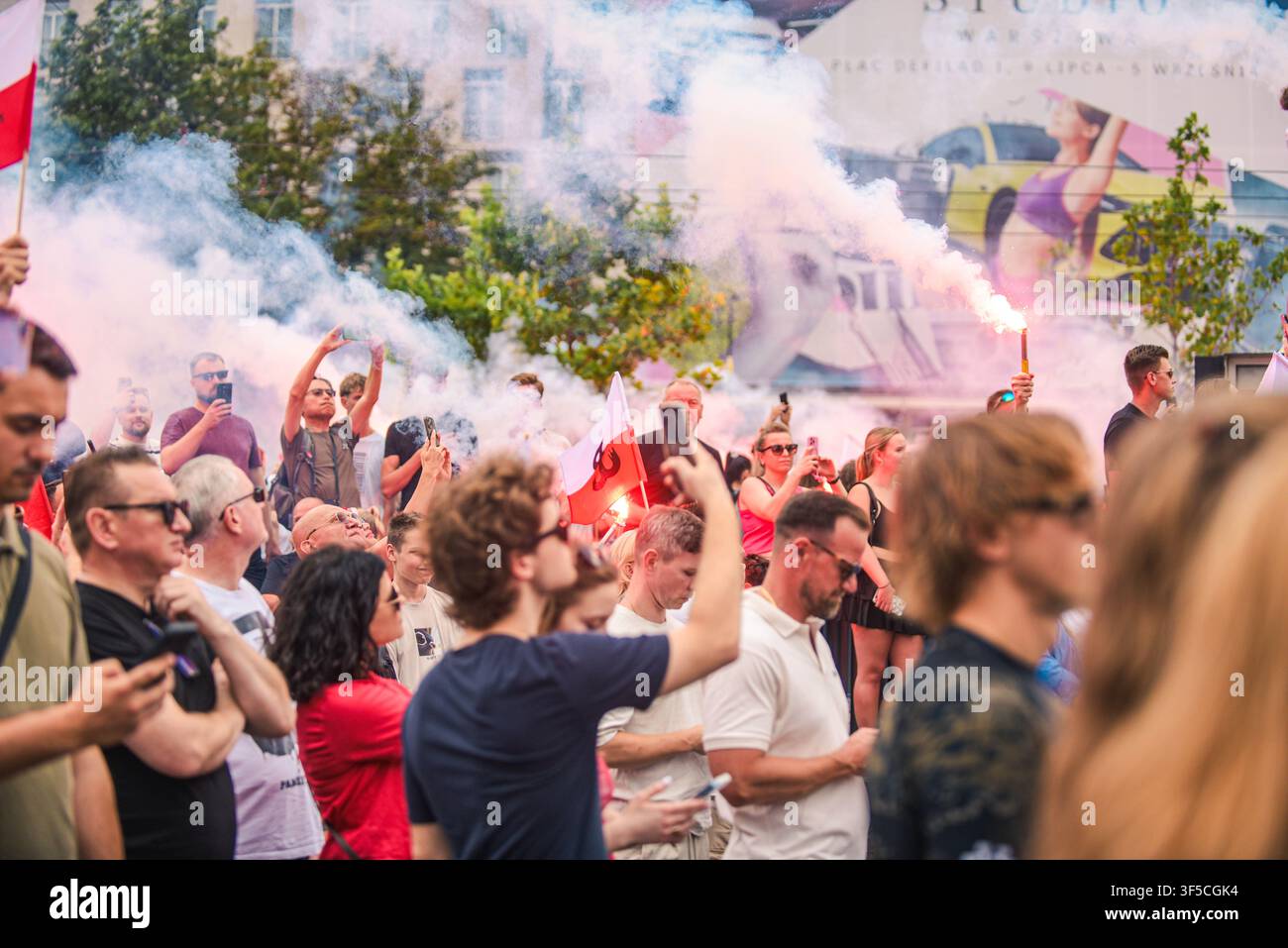 VARSOVIE, POLOGNE - 1ER AOÛT 2026 : Les gens se rassemblent au carrefour Dmowskiego pour honorer le 82e anniversaire de l'Insurrection de Varsovie pendant l'Heure W. Commémoration de la mémoire. Banque D'Images