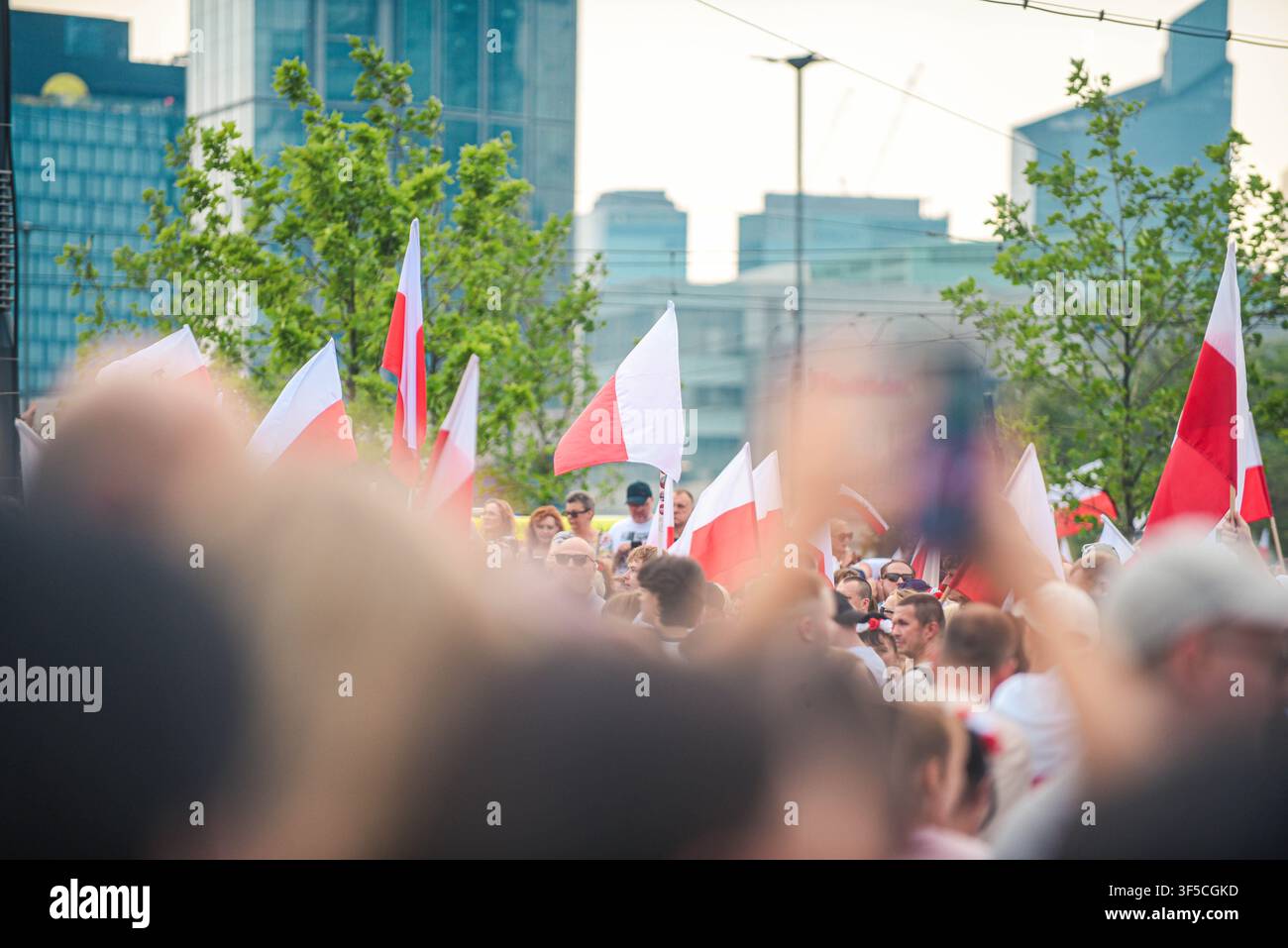 VARSOVIE, POLOGNE - 1ER AOÛT 2026 : Les gens se rassemblent au carrefour Dmowskiego pour honorer le 82e anniversaire de l'Insurrection de Varsovie pendant l'Heure W. Commémoration de la mémoire. Banque D'Images