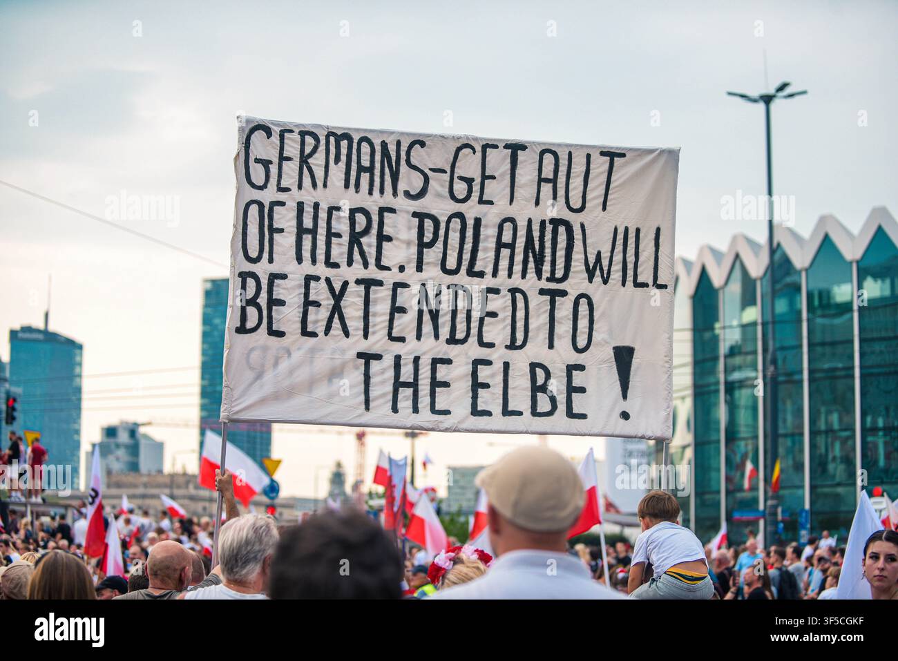 VARSOVIE, POLOGNE - 1ER AOÛT 2026 : Les gens se rassemblent au carrefour Dmowskiego pour honorer le 82e anniversaire de l'Insurrection de Varsovie pendant l'Heure W. Commémoration de la mémoire. Banque D'Images