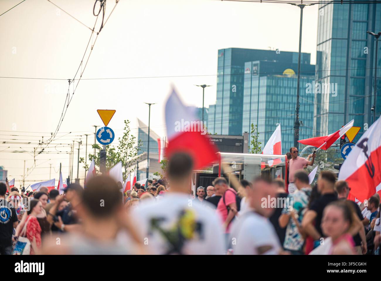 VARSOVIE, POLOGNE - 1ER AOÛT 2026 : Les gens se rassemblent au carrefour Dmowskiego pour honorer le 82e anniversaire de l'Insurrection de Varsovie pendant l'Heure W. Commémoration de la mémoire. Banque D'Images