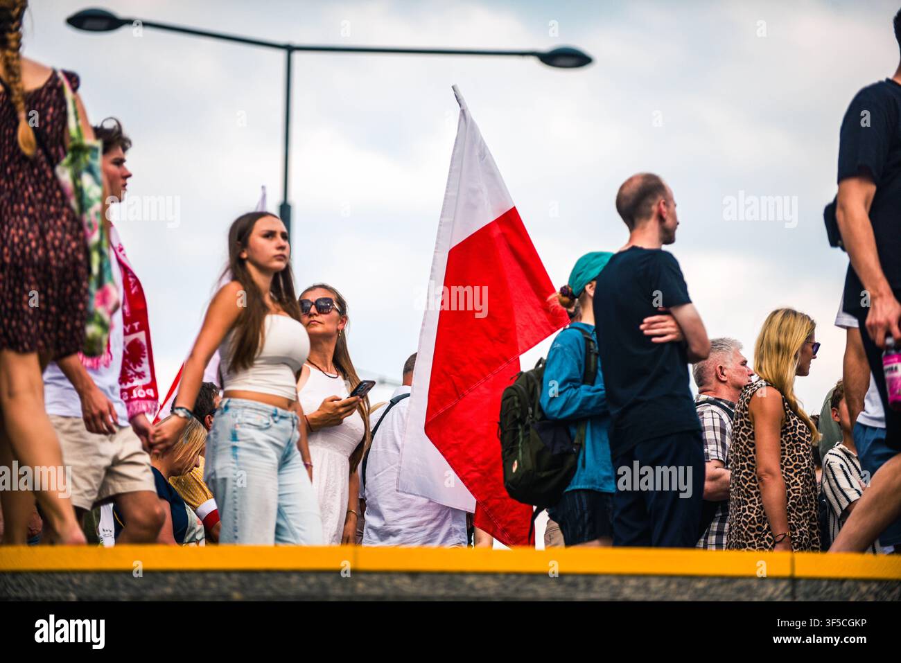 VARSOVIE, POLOGNE - 1ER AOÛT 2026 : Les gens se rassemblent au carrefour Dmowskiego pour honorer le 82e anniversaire de l'Insurrection de Varsovie pendant l'Heure W. Commémoration de la mémoire. Banque D'Images