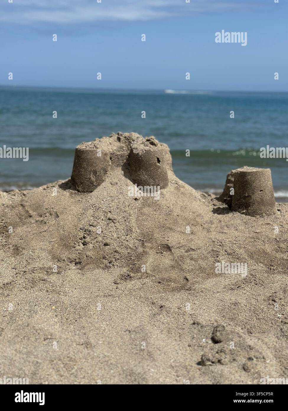 Tours de château de sable sur une plage. Construction de châteaux de sable sur une plage avec vue sur la mer Banque D'Images