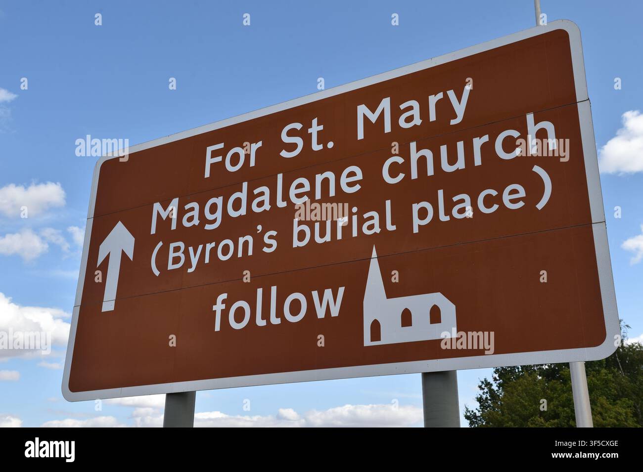Panneaux de signalisation routière pour Hucknall et le Nottinghamshire, site de sépulture de Lord Byron à l'église Sainte-Marie-Madeleine Banque D'Images