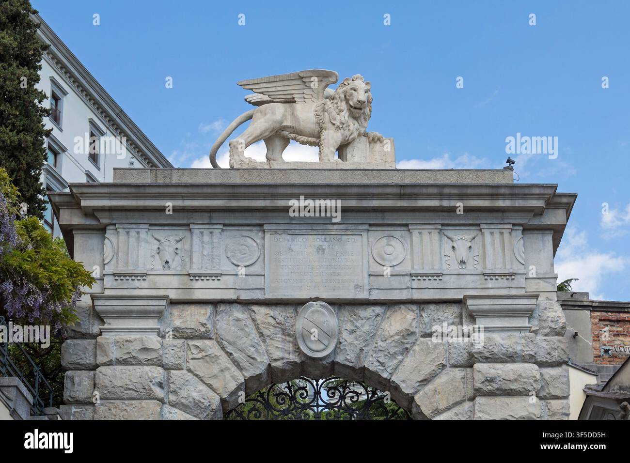 Sculpture en pierre du Lion ailé de Saint-Marc au sommet d'une porte architecturale historique à Udine, Friuli Venezia Giulia, Italie Banque D'Images