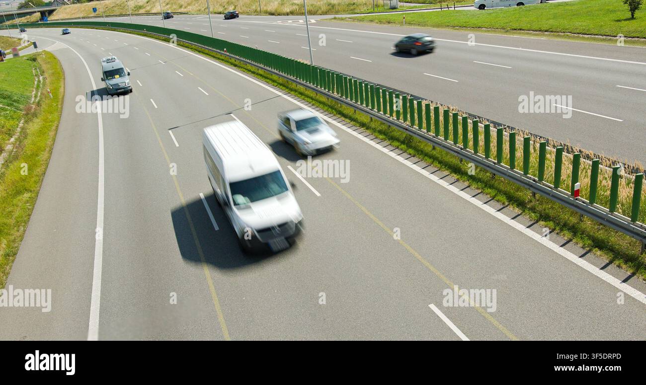 Conduire des camionnettes et des voitures sur une autoroute à plusieurs voies en Norvège Banque D'Images