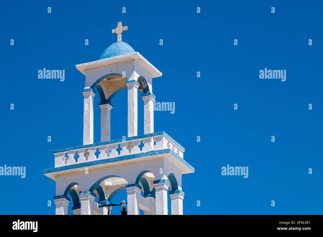 Clocher d'église à Andros avec ouvertures en arc et ornement de croix, Andros, Grèce Banque D'Images