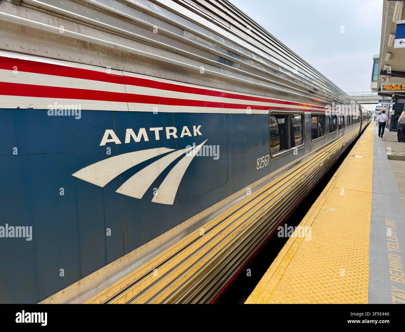 Voiture de train Amrtrak sur un quai avec le logo clairement visible. Banque D'Images