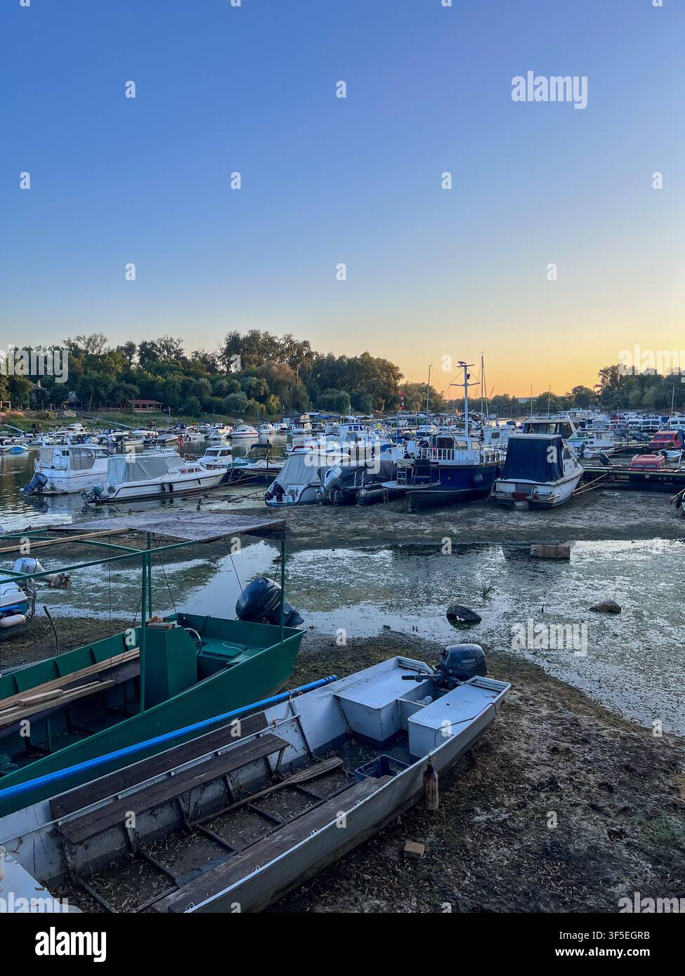 Paysage panoramique nocturne de la marina de Ribarac lors de l'un des plus bas niveaux d'eau du Danube jamais enregistrés. - Image de stock capturée avec un smartphone