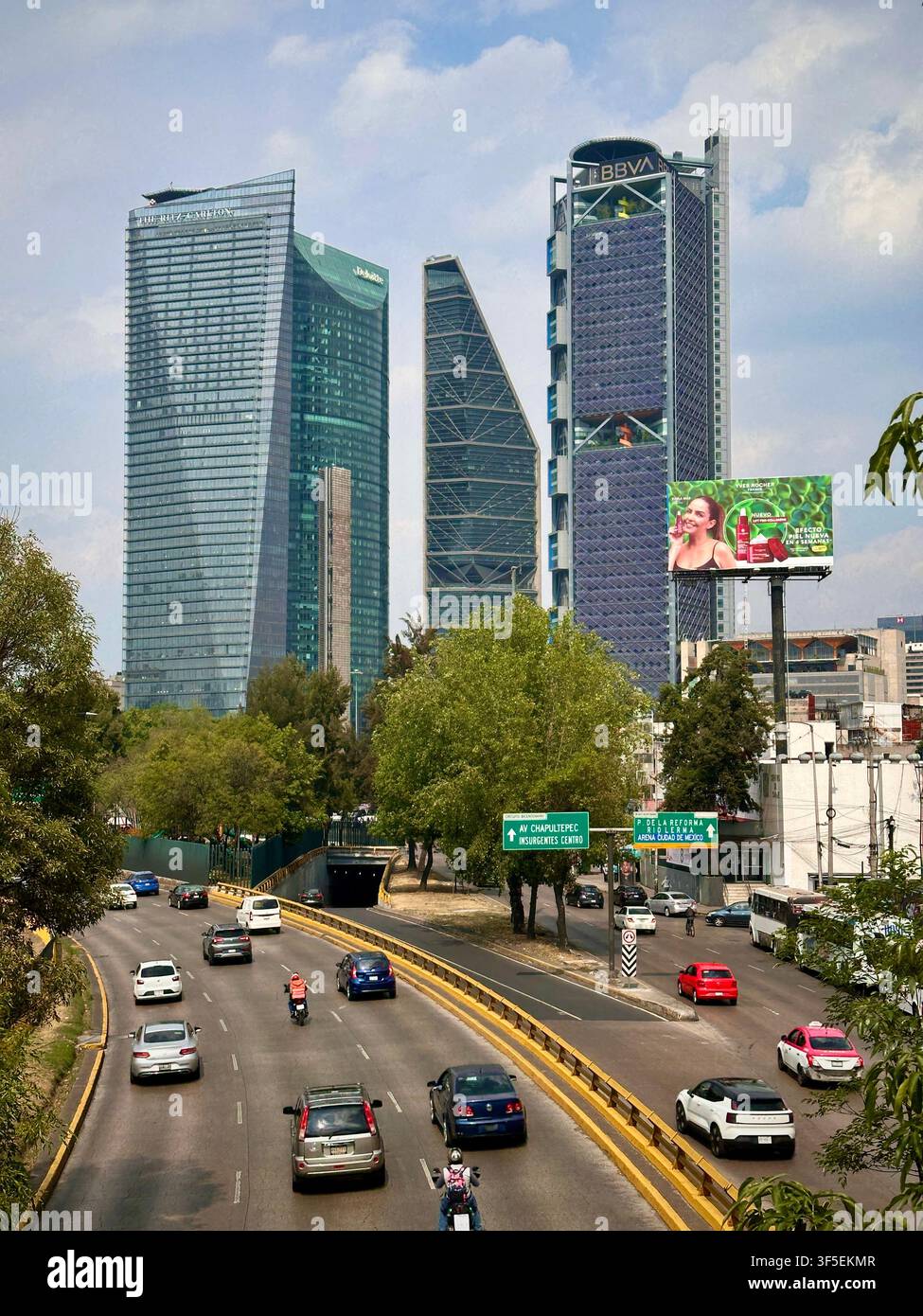 Mexico City, CDMX, Mexique – 20 février 2025 : Vue de la skyline et de l'autoroute Banque D'Images