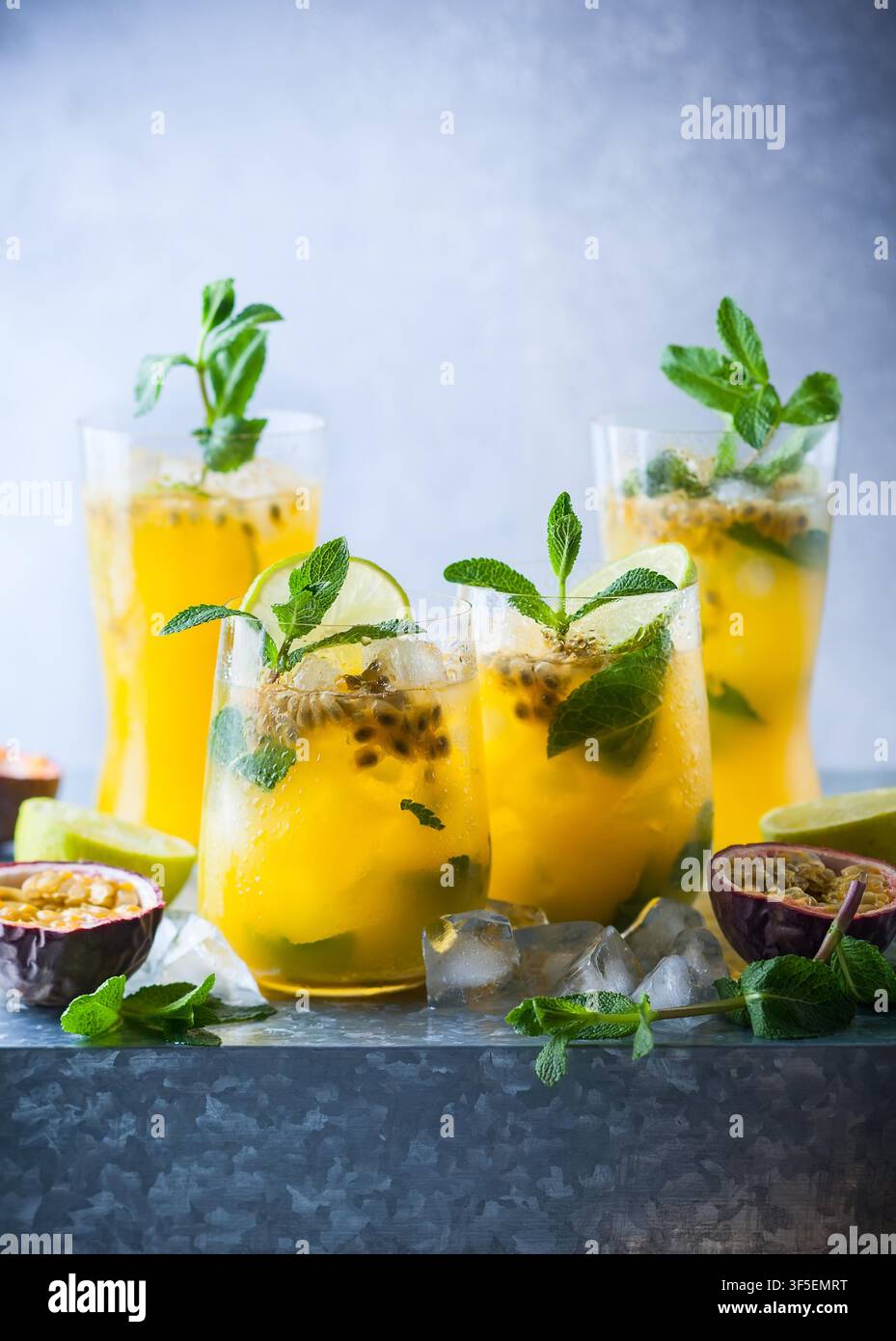 Passion Fruit Lemonade garni de Menthe et citron vert Banque D'Images