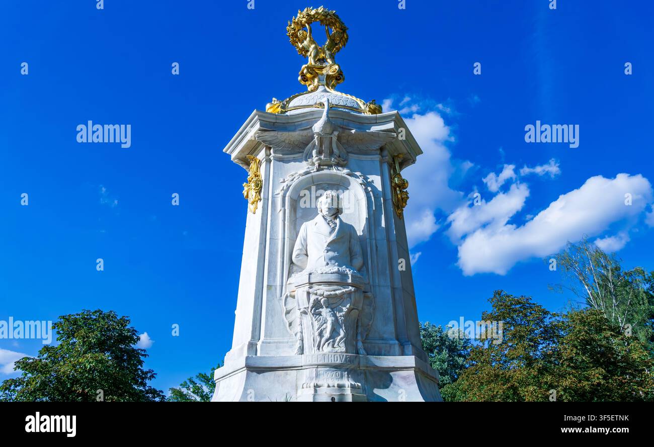 Vue en contre-plongée de la sculpture de Ludwig van Beethoven sur le monument historique Beethoven-Haydn-Mozart (monument aux compositeurs) dans le parc Tiergarten à Berlin Banque D'Images