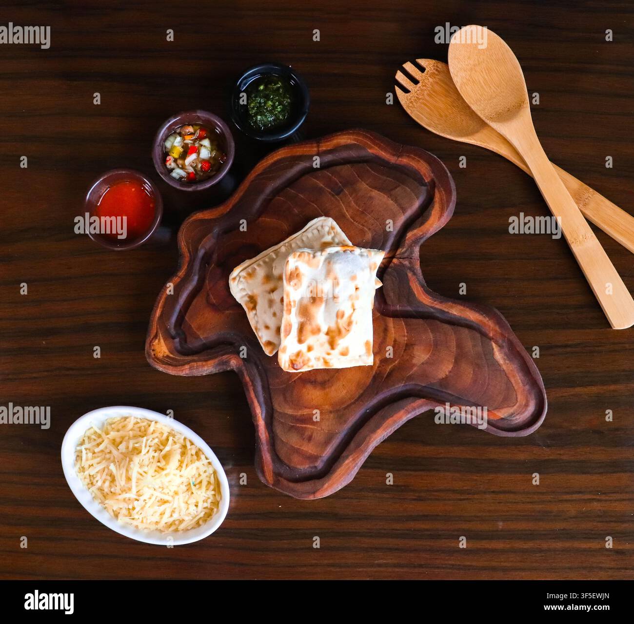 Empanadas argentines saines au four avec sauces Banque D'Images