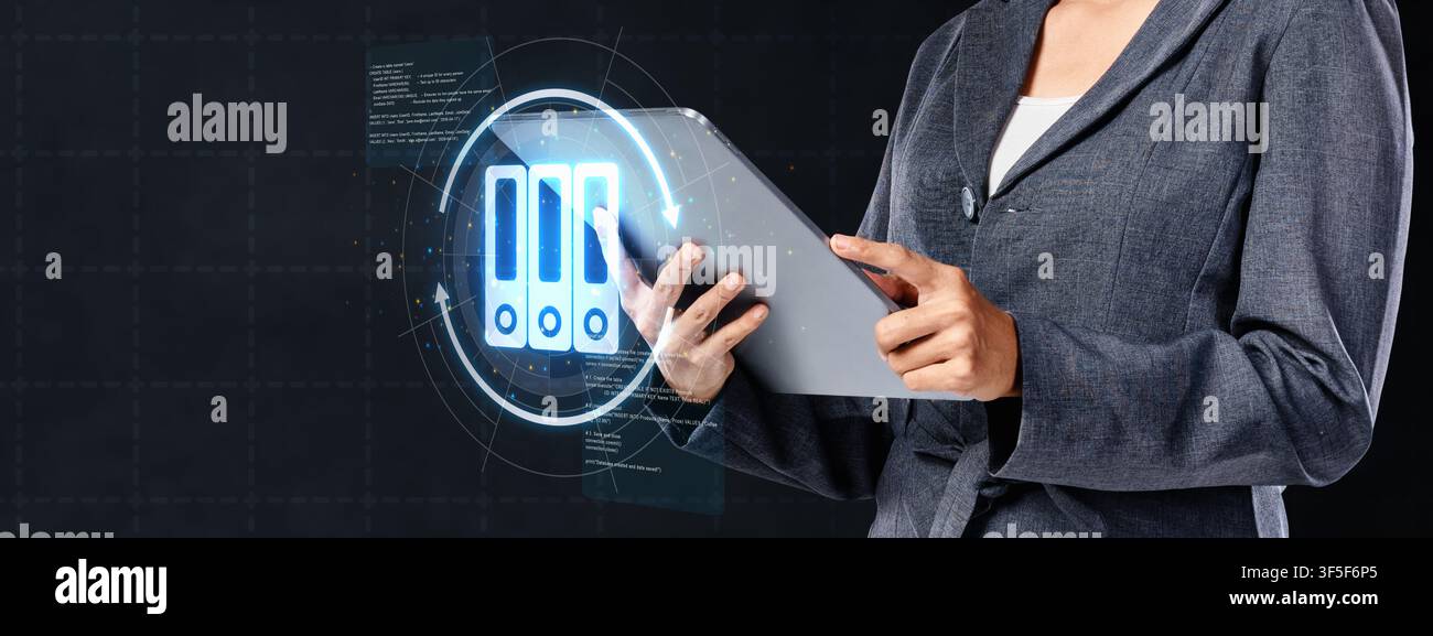 Une femme d'affaires professionnelle tenant une tablette dotée d'une interface holographique pour l'archivage de documents, la synchronisation de fichiers et la gestion numérique des données Banque D'Images