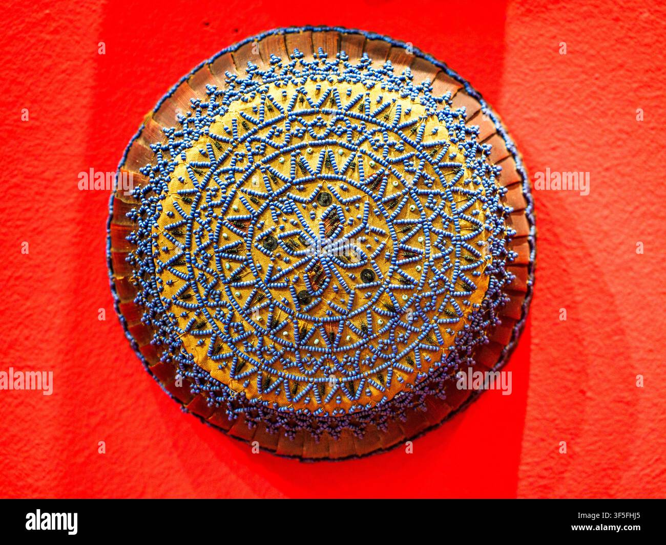 Chapeau de prêtre tibétain ancien tissé et brodé - Musée Bratko d'Art Oriental - Korce, Albanie Banque D'Images