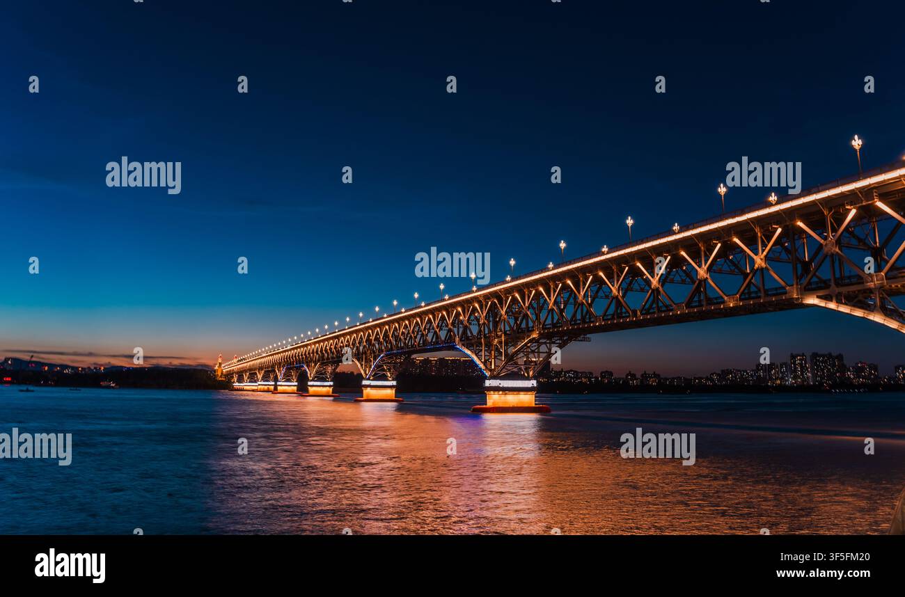 Pont suspendu de nuit pont suspendu nuit suspendu urbain moderne Banque D'Images