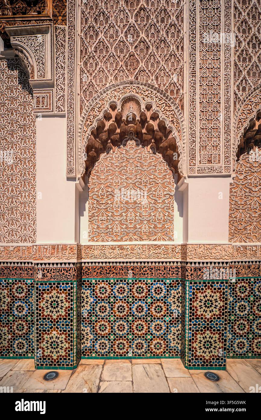 Vue magnifique de l'intérieur orné de la Madrasa Ben Youssef, un collège islamique historique situé dans le quartier de la Médina à Marrakech, Maroc Banque D'Images