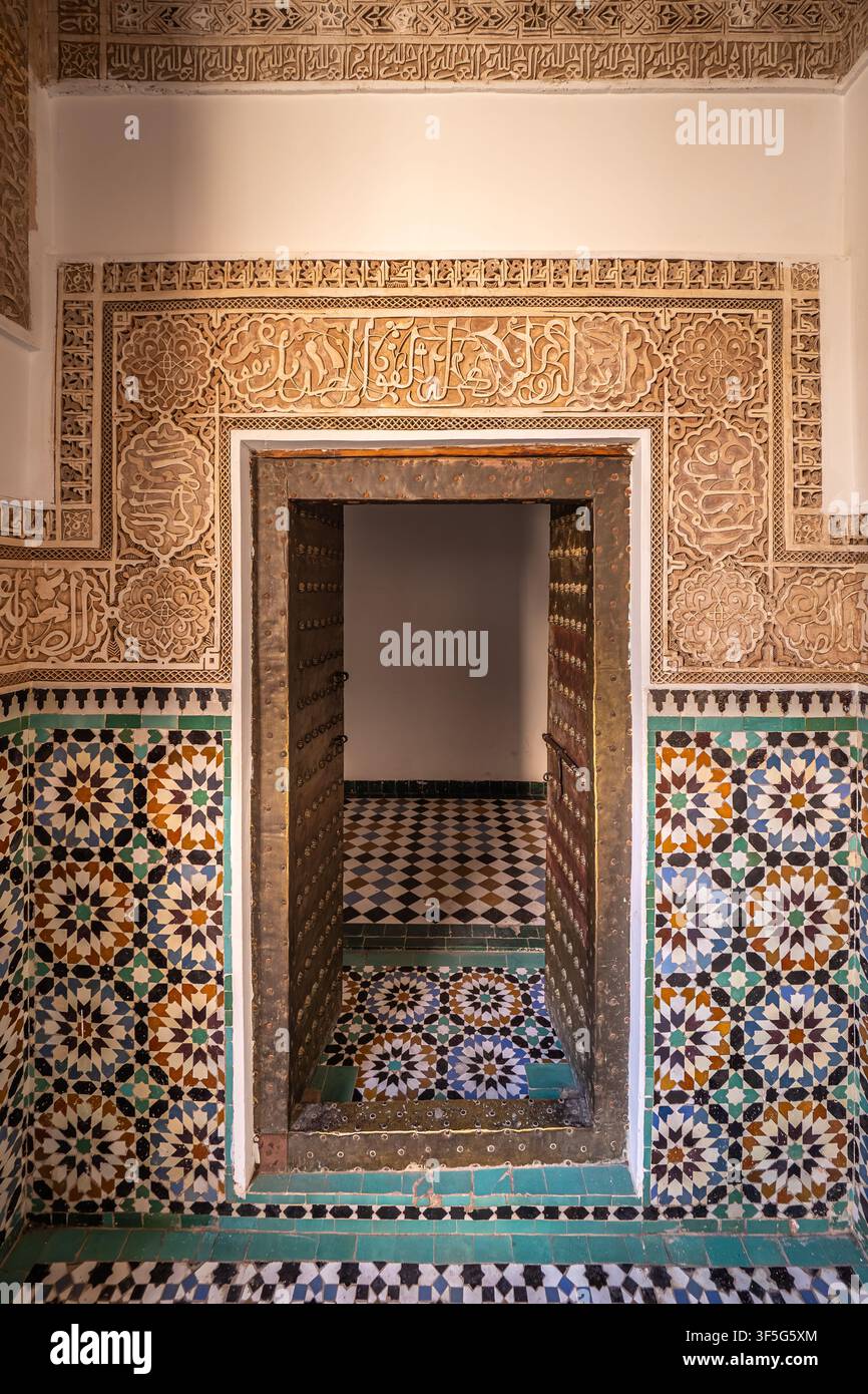 Vue magnifique de l'intérieur orné de la Madrasa Ben Youssef, un collège islamique historique situé dans le quartier de la Médina à Marrakech, Maroc Banque D'Images
