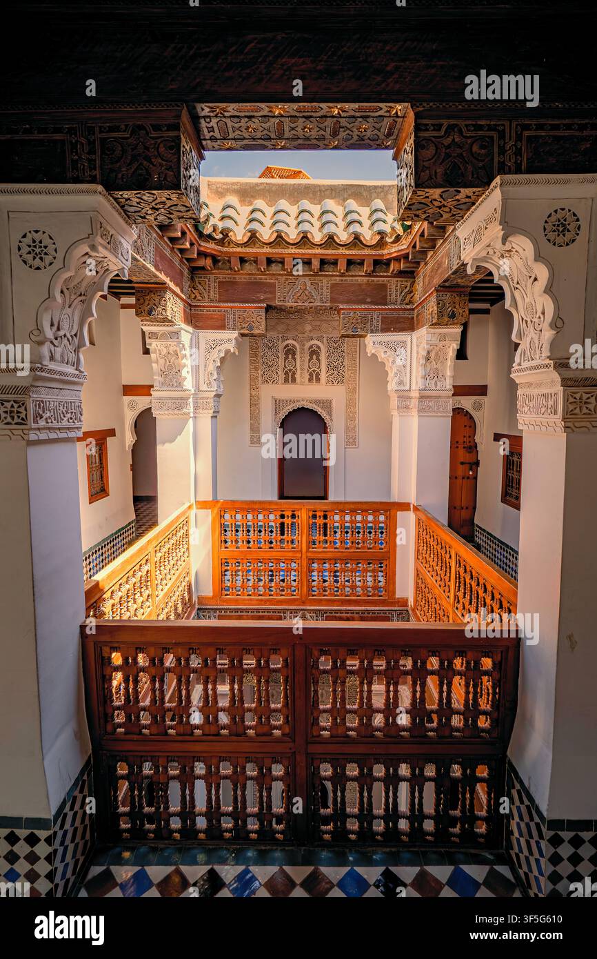 Vue magnifique de l'intérieur orné de la Madrasa Ben Youssef, un collège islamique historique situé dans le quartier de la Médina à Marrakech, Maroc Banque D'Images