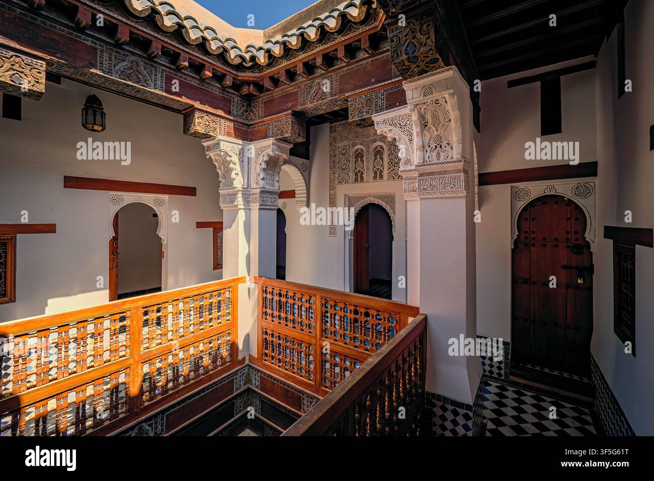 Vue magnifique de l'intérieur orné de la Madrasa Ben Youssef, un collège islamique historique situé dans le quartier de la Médina à Marrakech, Maroc Banque D'Images