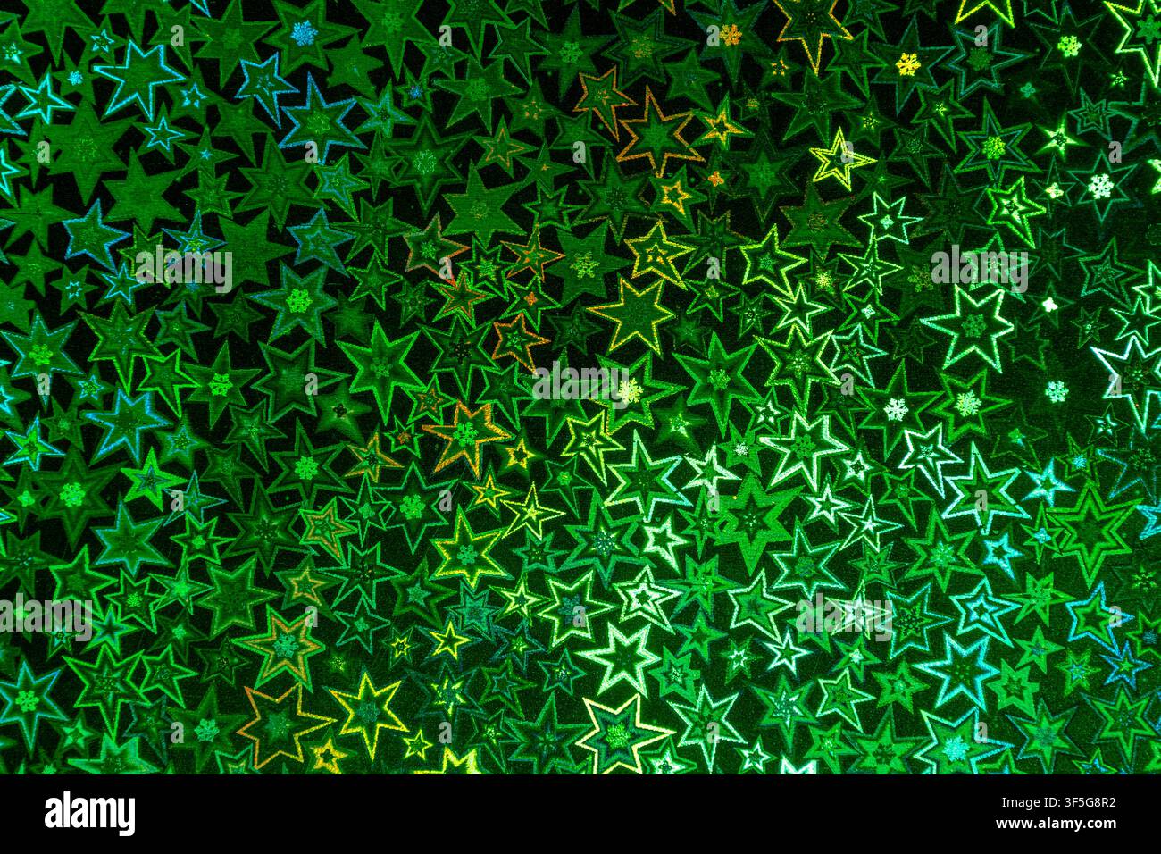 Arrangement d'étoiles dense et scintillant avec une texture de surface holographique réfléchissante métallique Banque D'Images