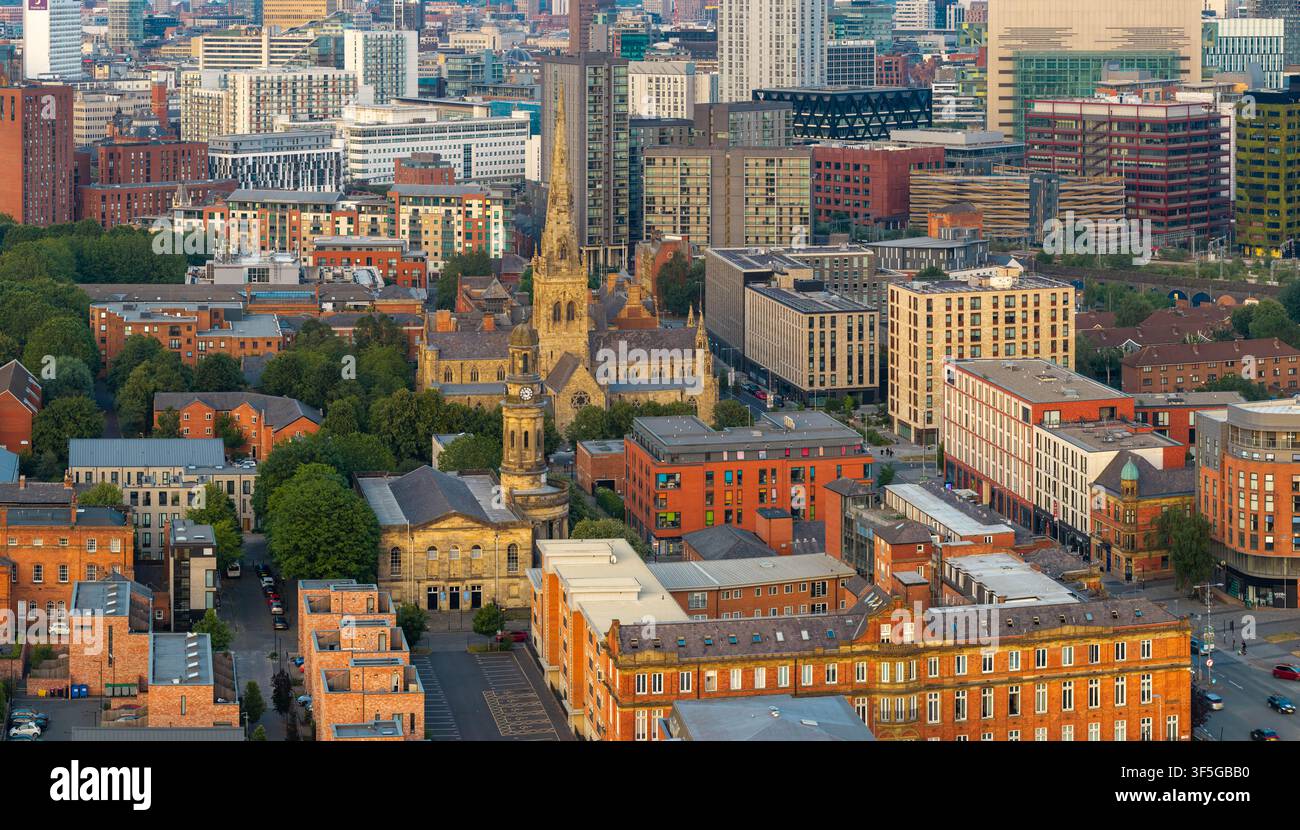 Vue aérienne de la cathédrale de Salford et de l'église Saint-Philippe au coucher du soleil Banque D'Images