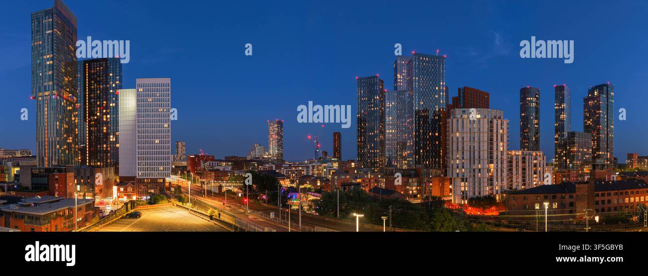 Vue aérienne panoramique ultra large de Deansgate-Castlefield Metrolink, des gratte-ciel et de l’horizon nocturne Banque D'Images