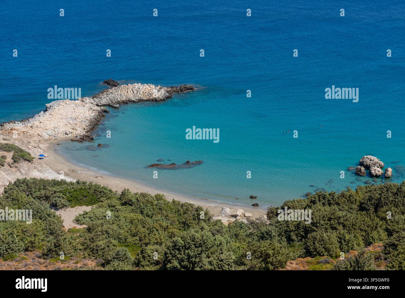 Plage d’Agios Georgios (Saint-Georges) près de la tour de Drakano sur l’île d’Ikaria, Grèce Banque D'Images