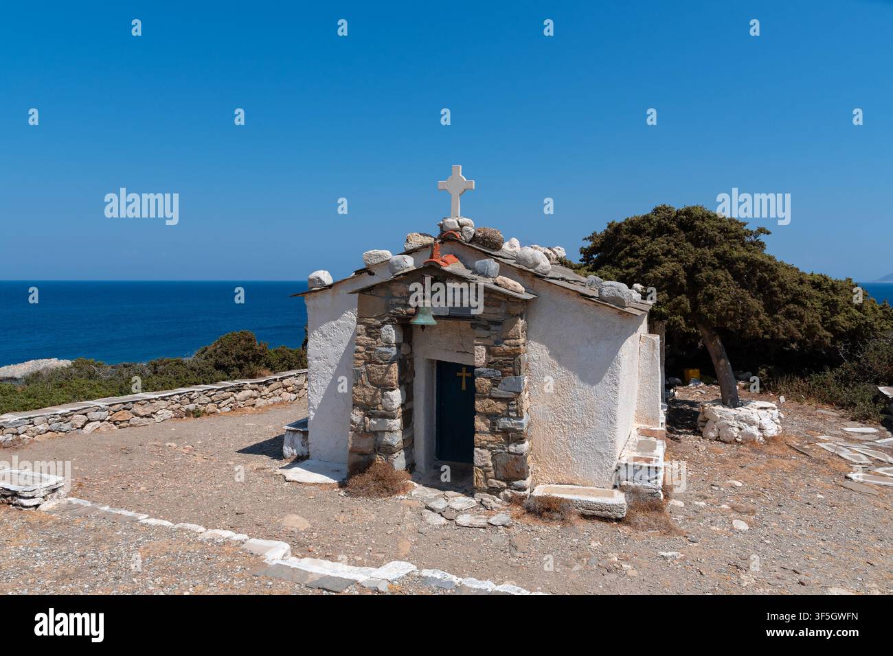 Église Agios Georgios (Saint-Georges) près de la tour de Drakano sur l'île d'Ikaria, Grèce Banque D'Images