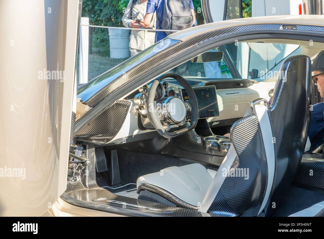 Cockpit de la Koenigsegg Gemera lors de l'événement automobile Goodwood Festival of Speed 2026. Hypercar grand touring hybride rechargeable à quatre places en production limitée Banque D'Images