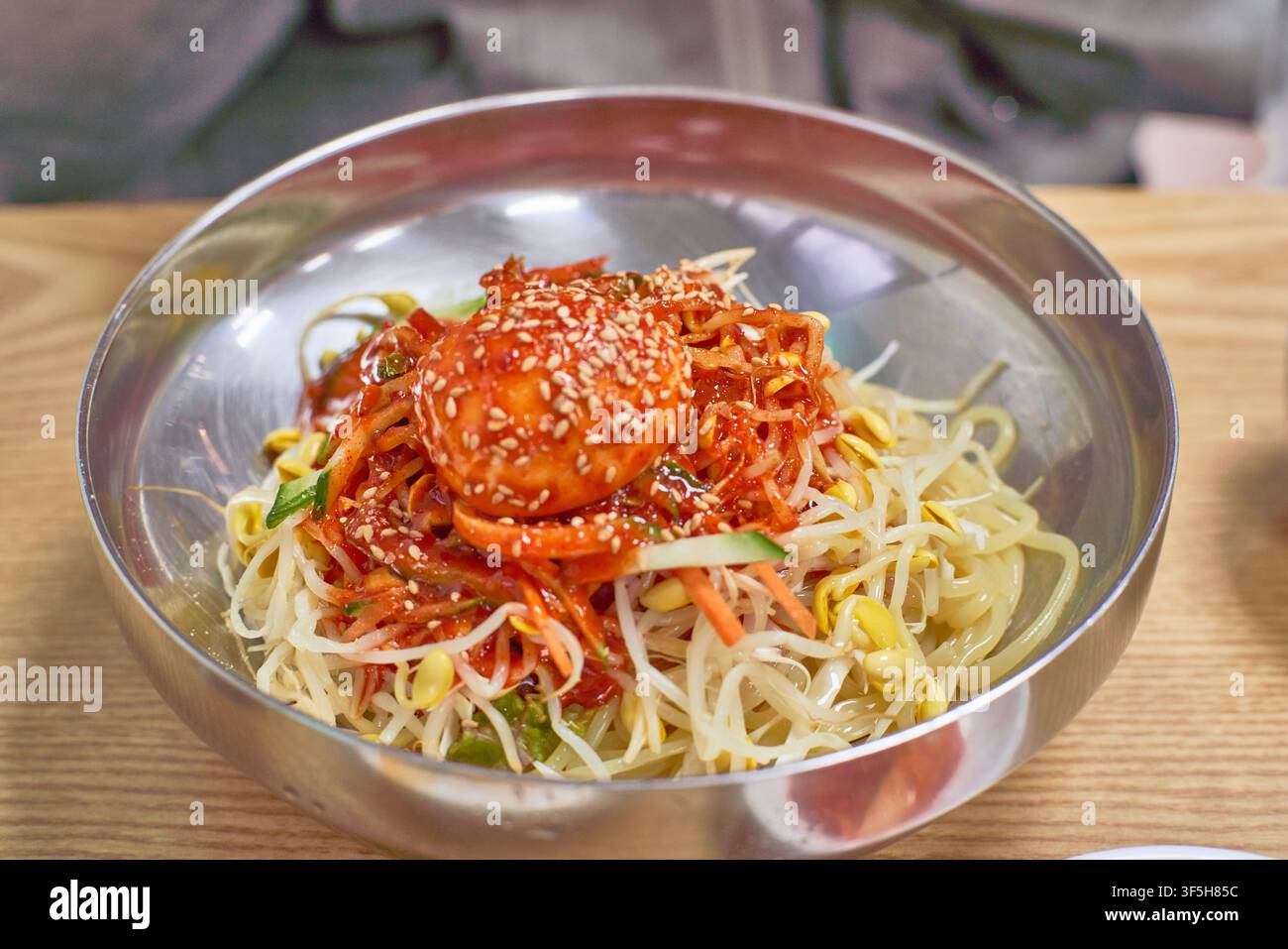 Jjolmyeon, nouilles coréennes épicées et moelleuses avec des germes de haricots et un œuf dur, une spécialité régionale d'Incheon, en Corée du Sud. Banque D'Images