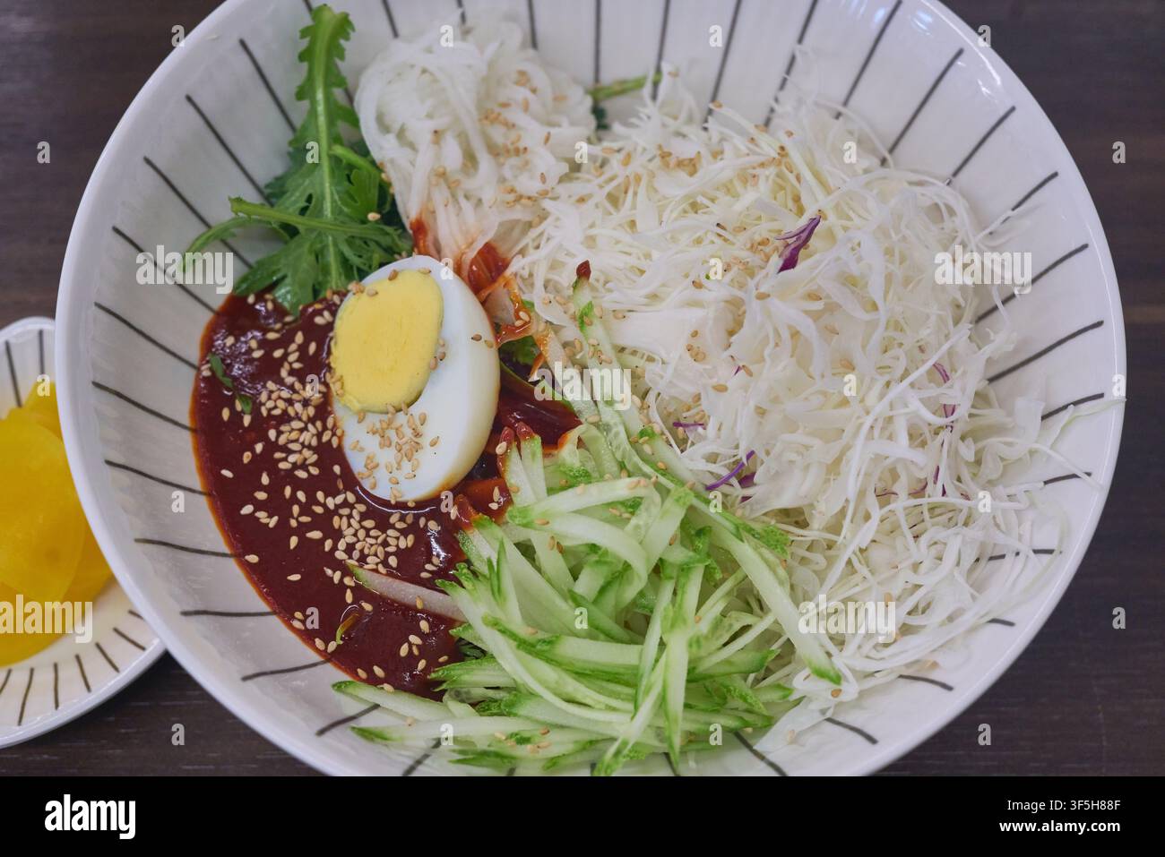Sinpo-dong jjolmyeon, nouilles coréennes moelleuses avec légumes et un œuf dur dans une sauce épicée, une spécialité d'Incheon. Banque D'Images