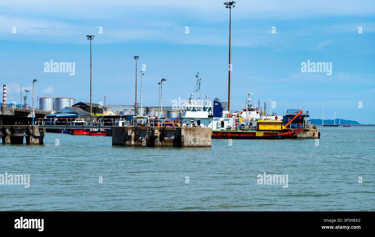 Terminal portuaire industriel avec navires de charge et réservoirs d'huile Banque D'Images