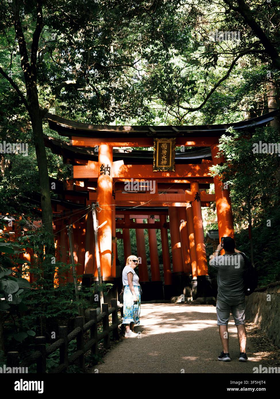 Visiteurs aux portes vermillon Torii du sanctuaire Fushimi Inari Taisha à Kyoto, Japon Banque D'Images