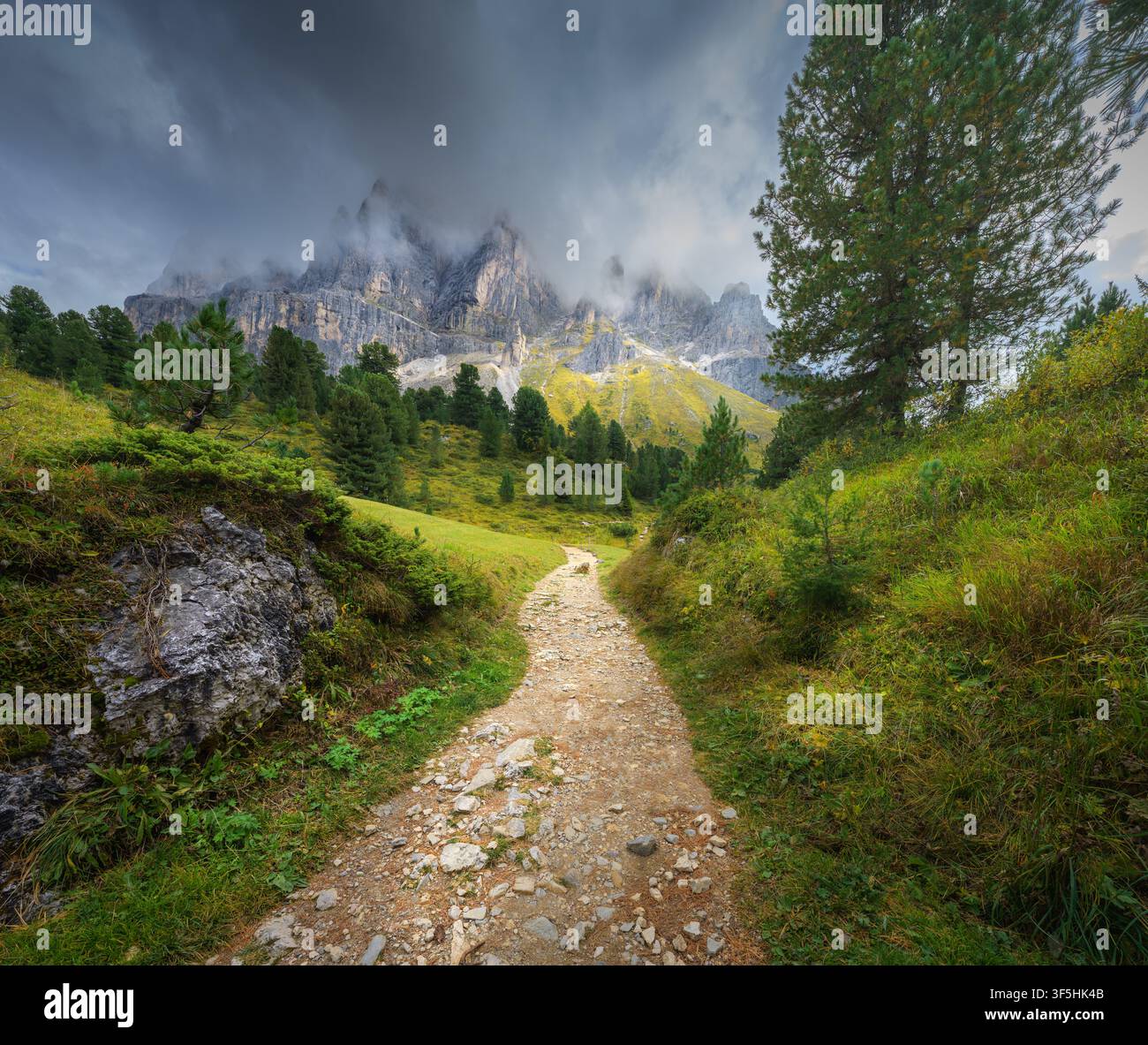 Sentier de randonnée menant à des sommets montagneux dans les bas nuages Banque D'Images