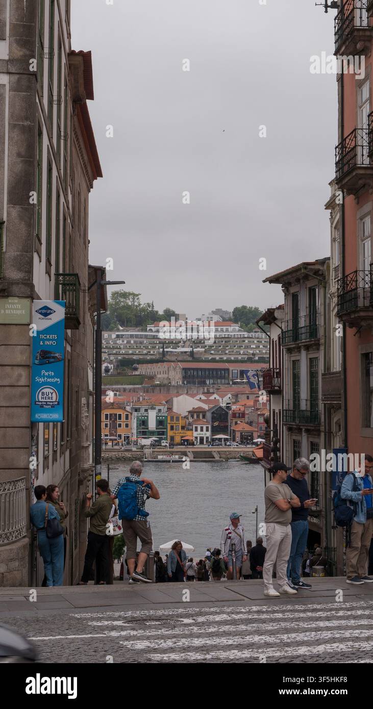 Vue d’une rue escarpée vers le Douro et les entrepôts portuaires de Vila Nova de Gaia, Porto, Portugal — Concept : surtourisme et densité de visiteurs, sites urbains Banque D'Images