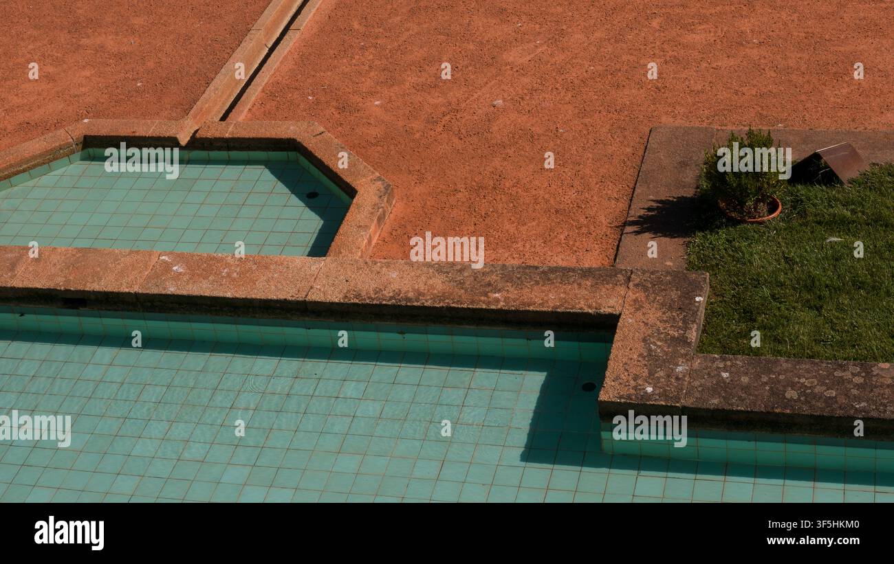 Vue aérienne d'une piscine vide aux carreaux verts et d'un bassin de patauge sur un dallage en terre cuite, Portugal — Concept : Vide hors saison Banque D'Images