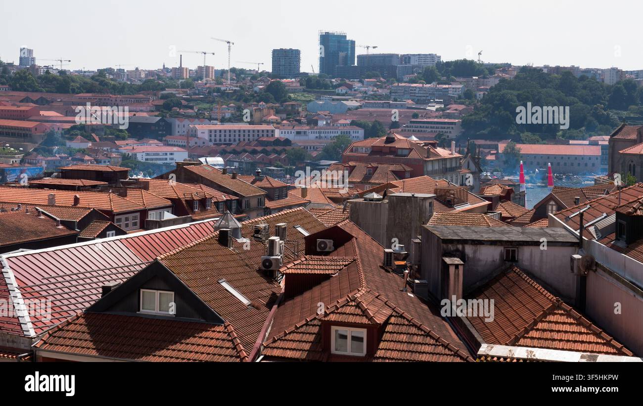 Vue élevée sur les toits en terre cuite jusqu'au fleuve Douro et les châteaux du vin de Porto de Vila Nova de Gaia, Porto, Portugal — Concept : Paysage urbain historique Banque D'Images