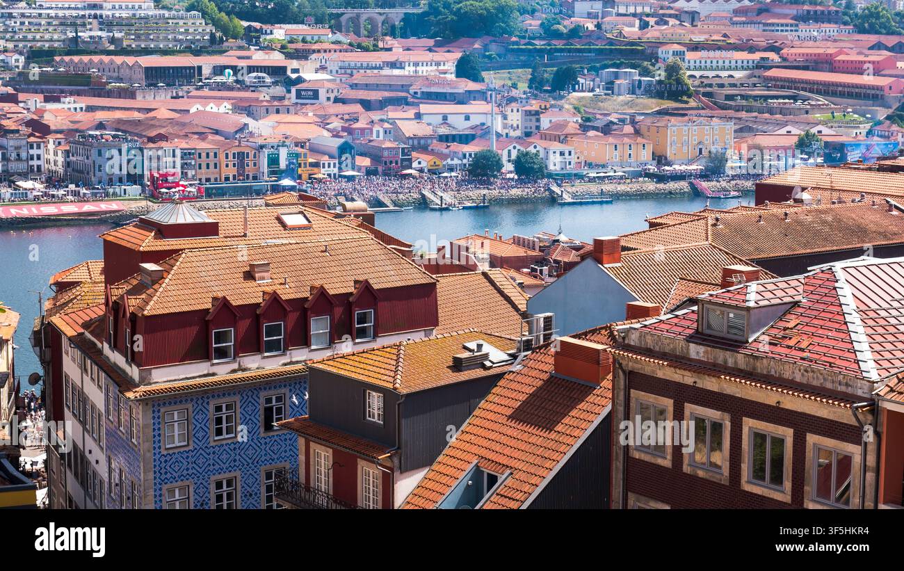 Vue élevée sur les toits en terre cuite jusqu'au fleuve Douro et les châteaux du vin de Porto de Vila Nova de Gaia, Porto, Portugal — Concept : Paysage urbain historique Banque D'Images