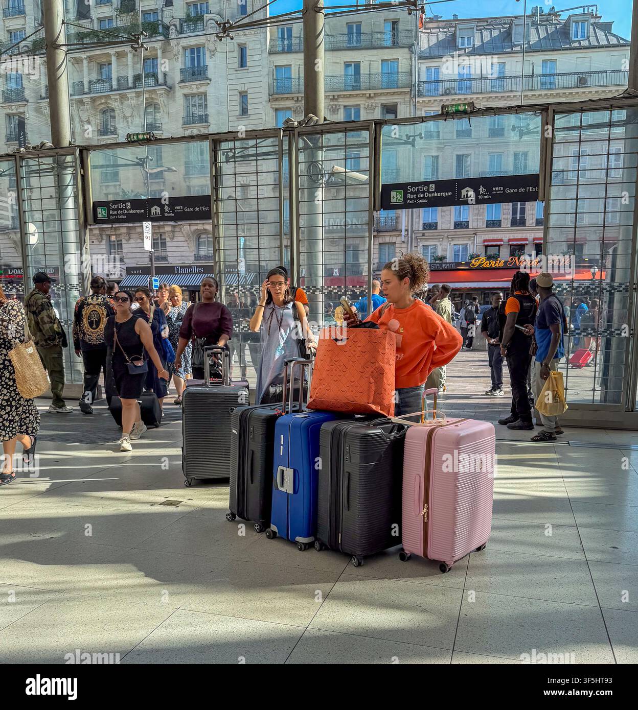 Paris, France, Groupe de personnes, Touristes féminines arrivant à la gare du Nord, de nombreuses valises dans le hall, entrée, nombreux bagages Banque D'Images